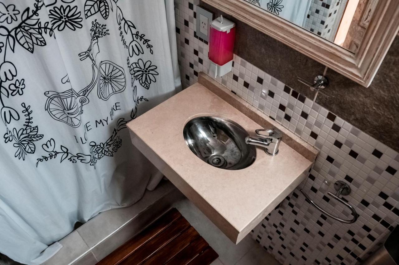 Cama en habitación compartida femenina de 6 camas